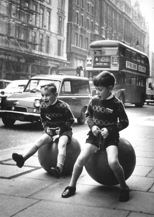 historical-children-playing-photography-58a4176890e71__700_e