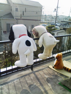 シュールな画 某ビーグル犬キャラクター 赤い林檎をまるかじり シュールな画 某ビーグル犬キャラクター 赤い林檎をまるかじり