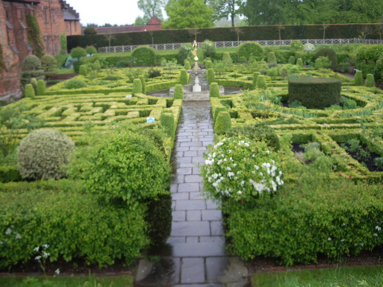 ロンドンから分 ハットフィールドハウス Hatfield House お庭west Garden ロンドン 穴場 タダガイド写真編 London Photo Guide Blog Nemi ロンドンから分 ハットフィールドハウス Hatfield House お庭west Garden ロンドン 穴場 タダガイド写真編 London Photo Guide Blog Nemi