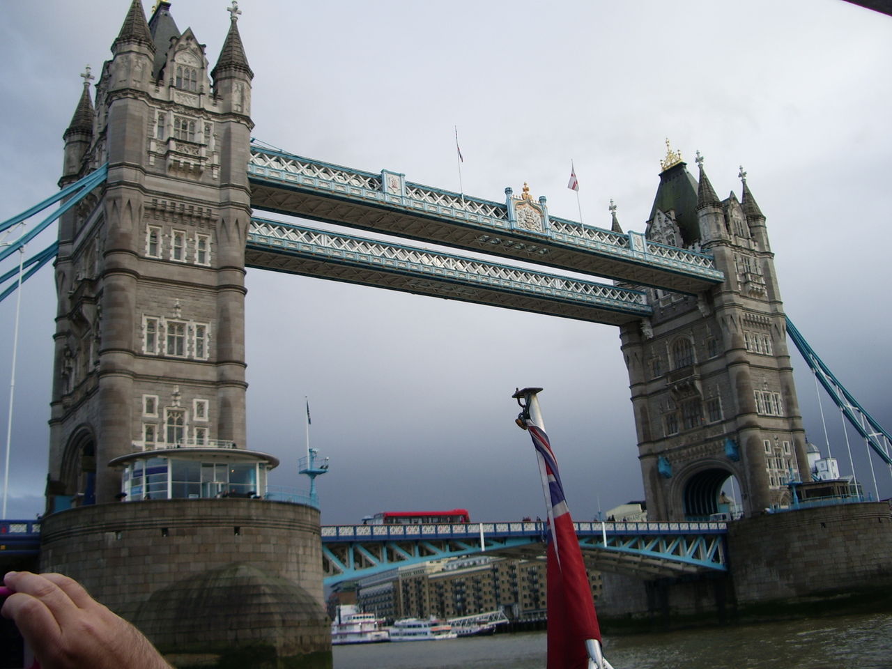 タワーブリッジを通る公共バス Tower Bridge Bus ロンドン 穴場 タダガイド写真編 London Photo Guide Blog Nemi タワーブリッジを通る公共バス Tower Bridge Bus ロンドン 穴場 タダガイド写真編 London Photo Guide Blog Nemi