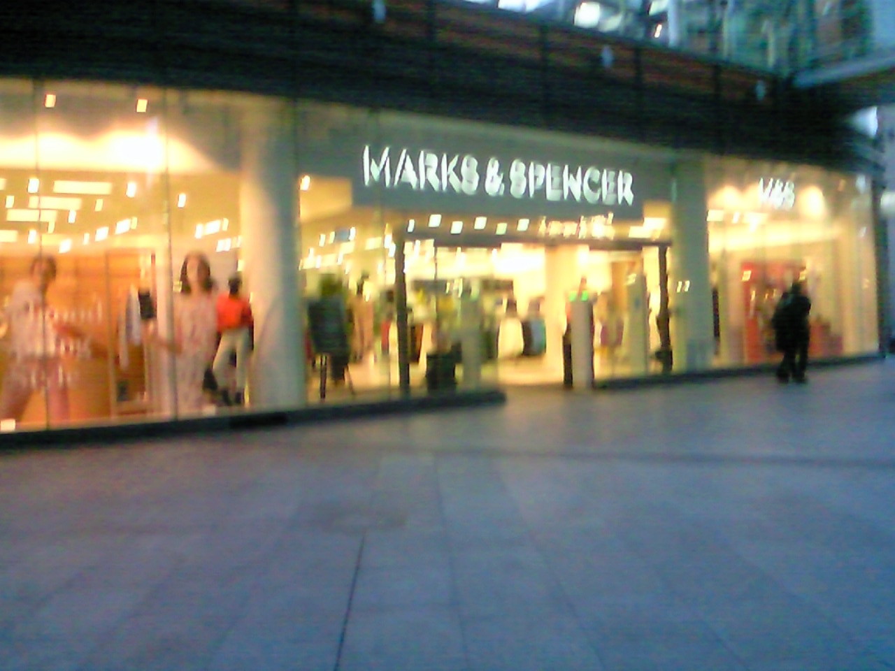 ﾋﾞｸﾄﾘｱ駅の近くﾏｰｸｽ&ｽﾍﾟﾝｻｰ探検(Marks&Spencer in Victoria) : ﾛﾝﾄﾞﾝ(穴場)ﾀﾀﾞｶﾞｲﾄﾞ写真編  London photo guide blog