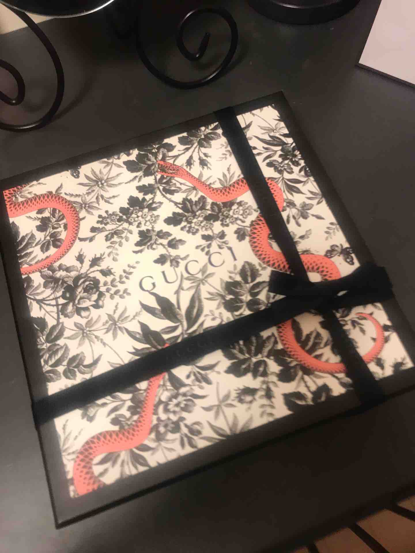 GUCCIのリボンブローチ : 旅する惑星