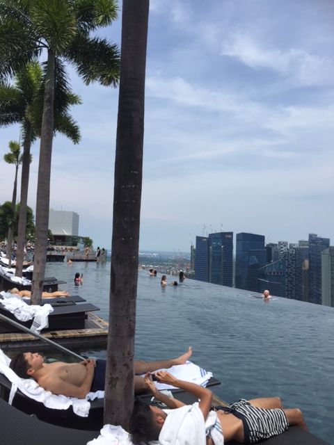 シンガポール マリーナベイサンズの空中プールで 旅する惑星