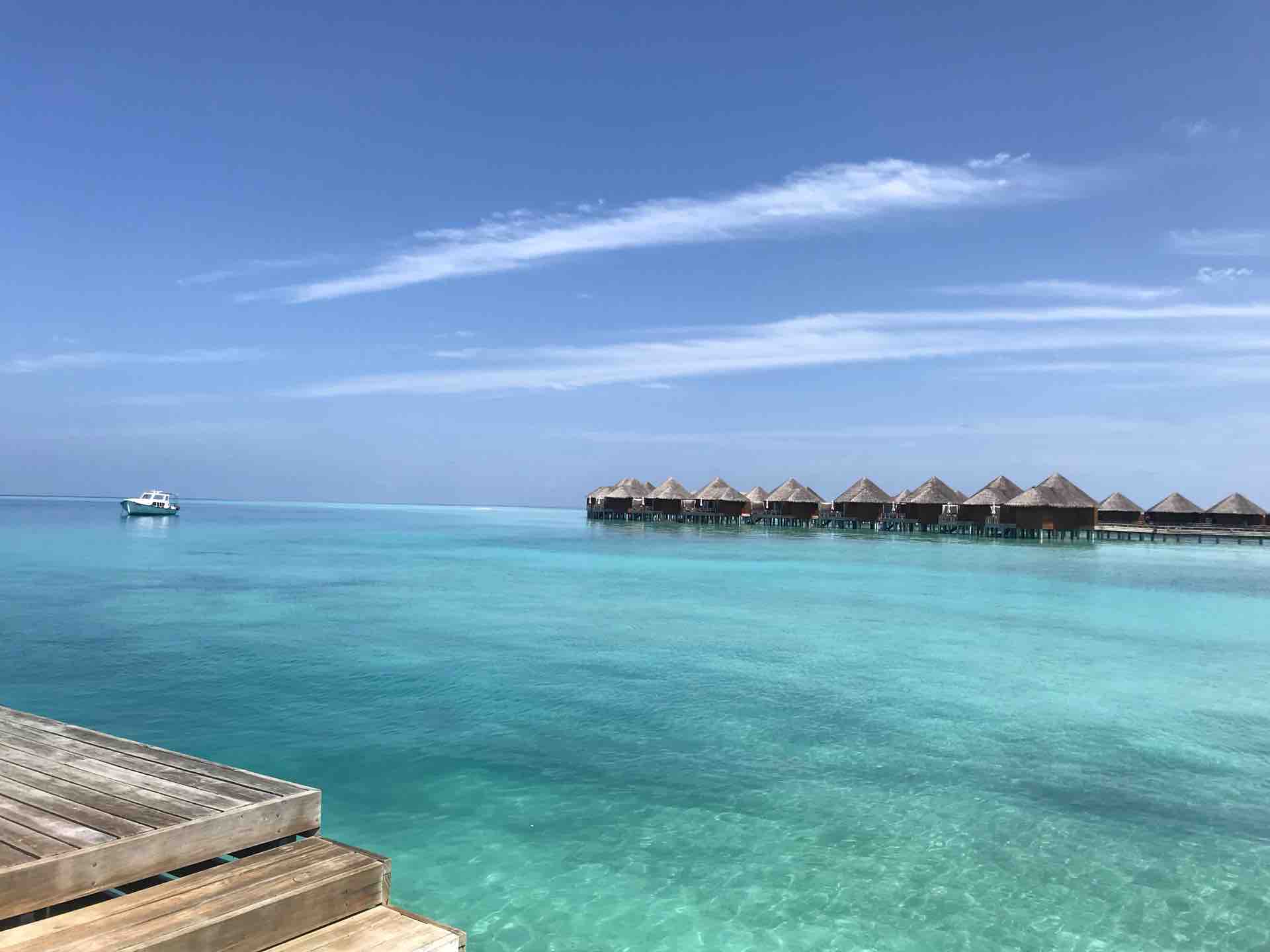 透明ボートでモルディブの海へ : 旅する惑星