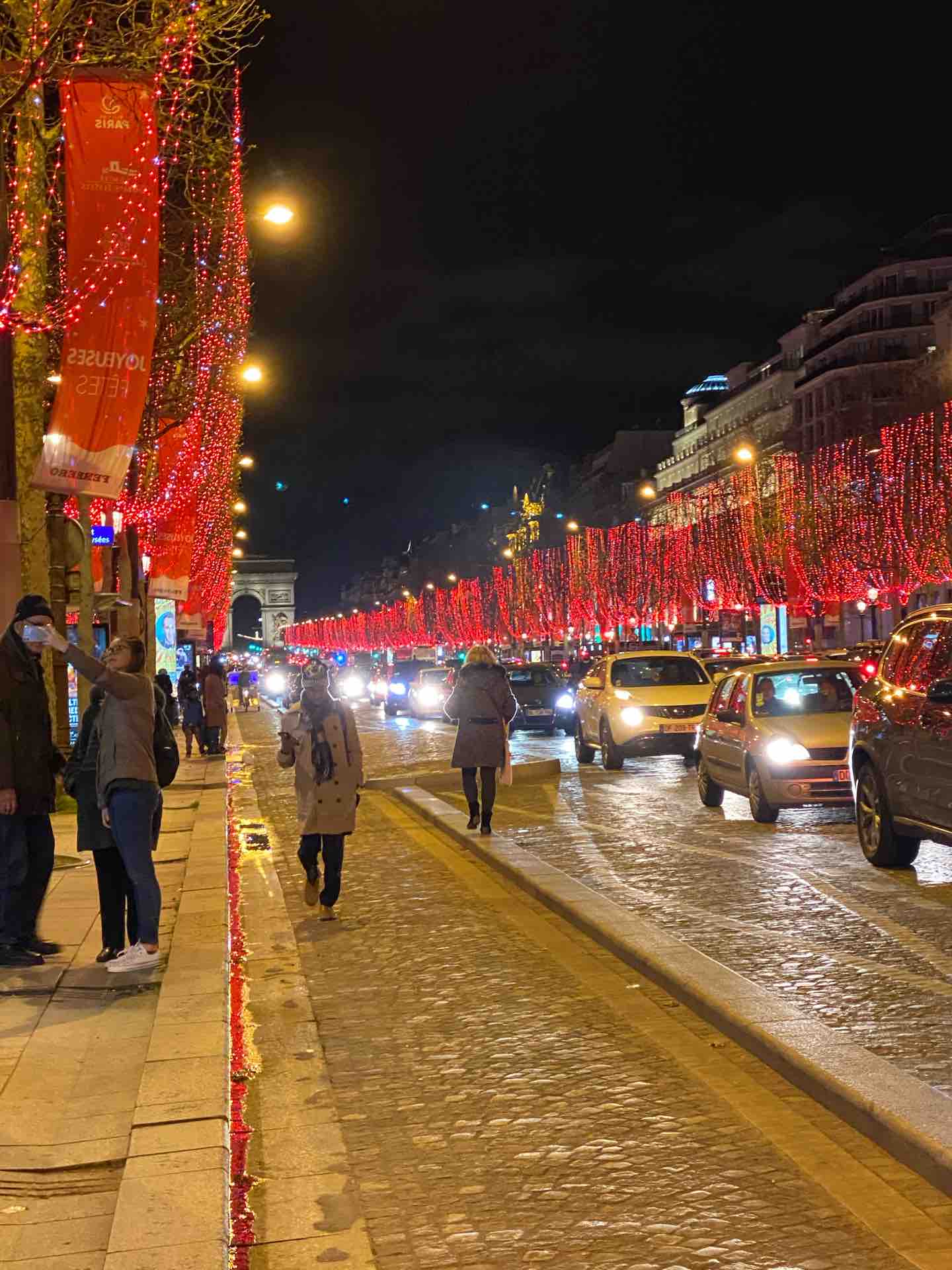 シャンゼリゼ通りのライトアップ 旅する惑星