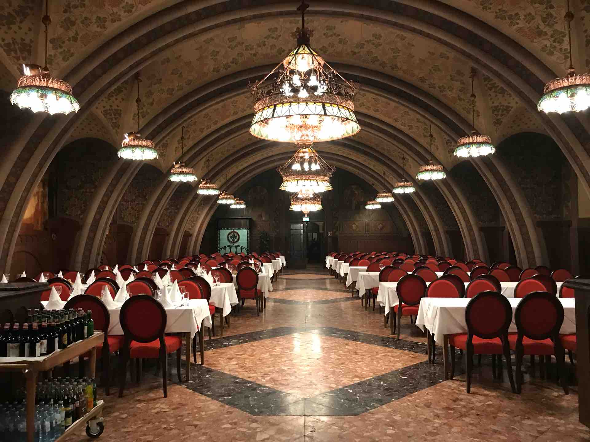 ウィーン市庁舎 地下のレストランへ 旅する惑星