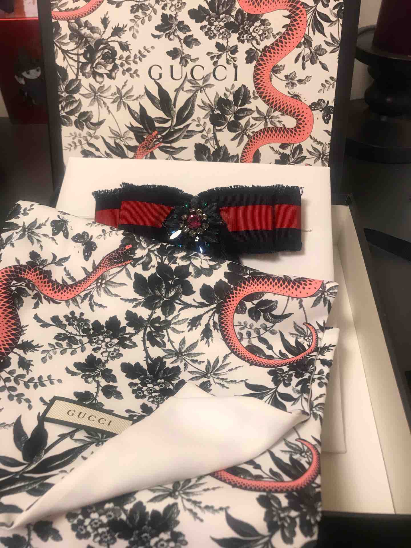 GUCCIのリボンブローチ : 旅する惑星