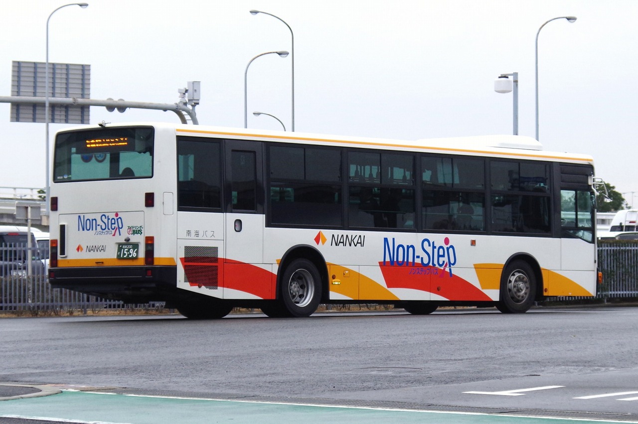三菱ふそう・3代目エアロスター(南海バス・和泉200か1596) : 近江発､ま