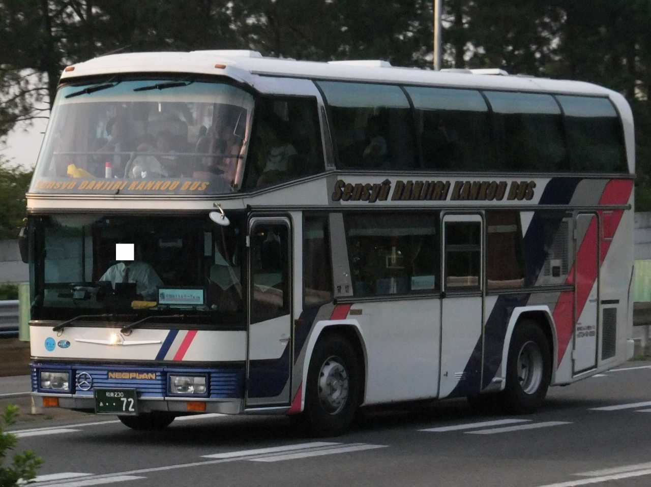 ロングトミ カL1 8ネオプランバススカイライナーです。岐阜バス仕様