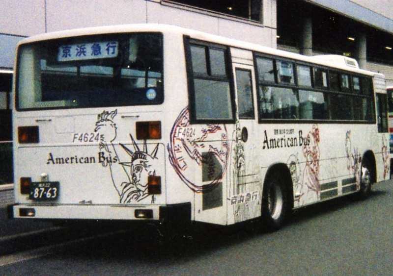 久里浜のアメリカンバス(京浜急行F4624・横浜22き8763) : 近江発､ま