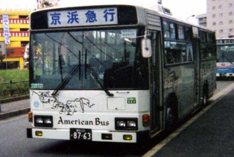 久里浜のアメリカンバス(京浜急行F4624・横浜22き8763) : 近江発､ま