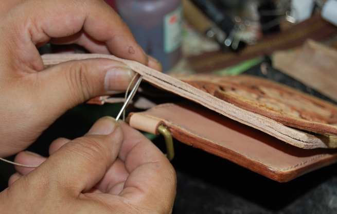 革細工店主の制作日記:透かし彫りウォレット制作中 手縫いしてます♪ - livedoor Blog（ブログ）