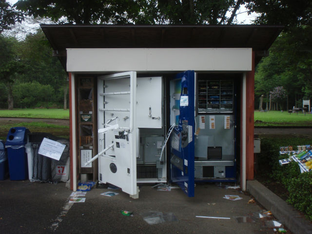 中島村で自販機荒らしが荒らした自動販売機を見てきた 小林ペイントのブログへようこそ 福島県 中島村 中島村で自販機荒らしが荒らした自動販売機を見てきた 小林ペイントのブログへようこそ 福島県 中島村