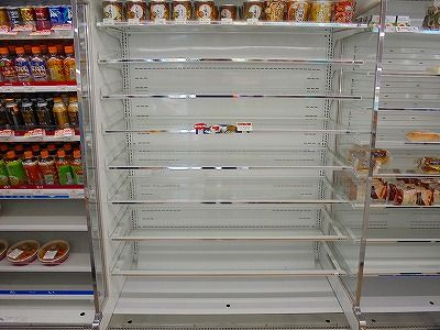 コンビニでおにぎりが置いてある陳列棚が空っぽでした 小林ペイントのブログへようこそ 福島県 中島村