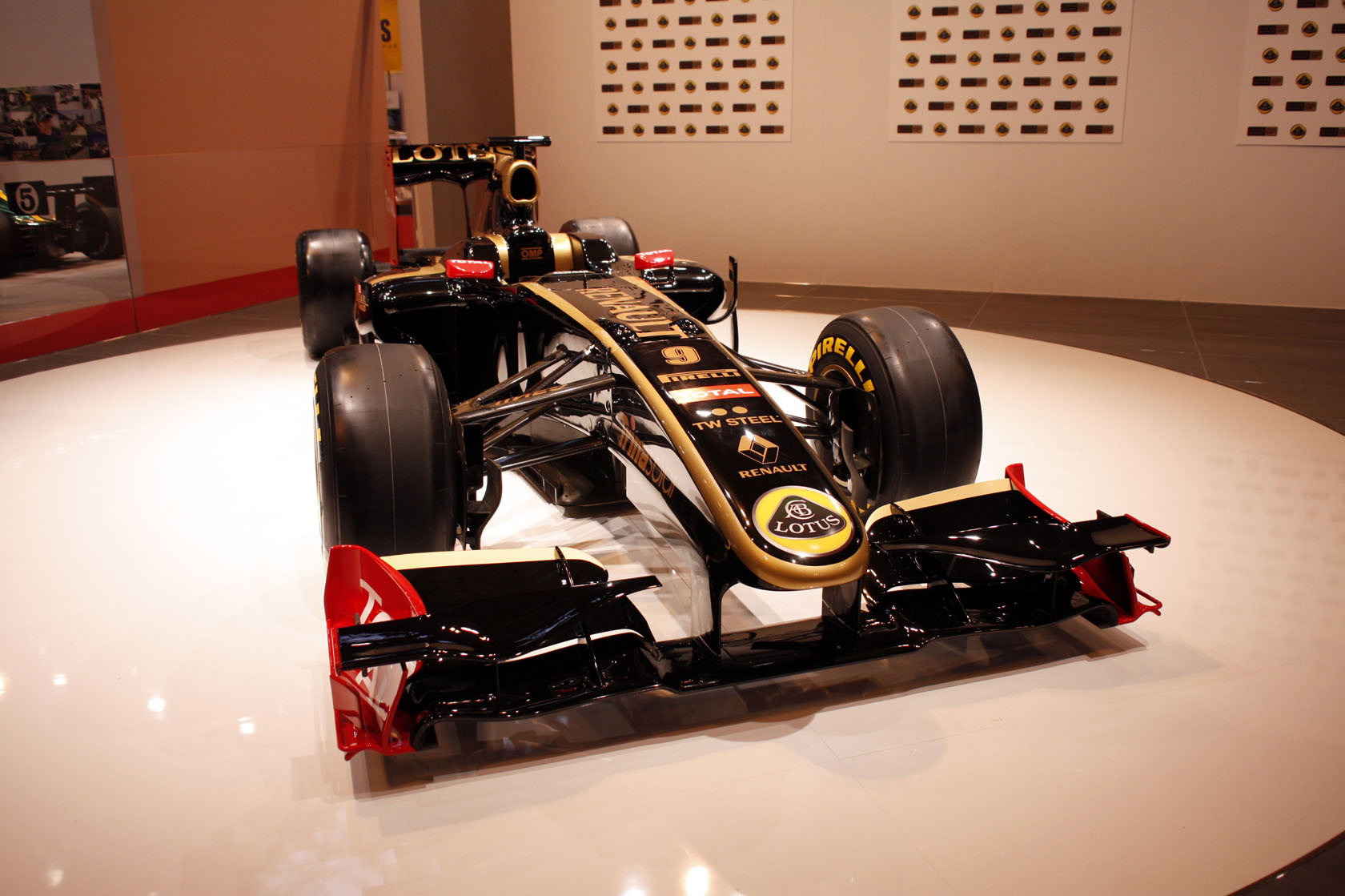 ロータス・ルノーGP、2011年マシン・カラーリングを披露 : F1通信 ロータス・ルノーGP、2011年マシン・カラーリングを披露 : F1通信