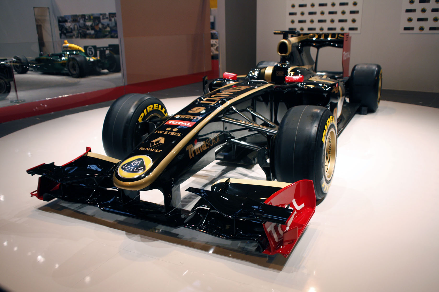 ロータス・ルノーGP、2011年マシン・カラーリングを披露 : F1通信