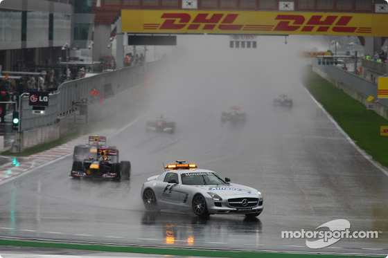 セイフティ・カー先導でスタート、F1韓国GP