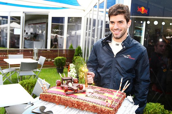 ハイメ・アルグエルスアリ、バースデーケーキ