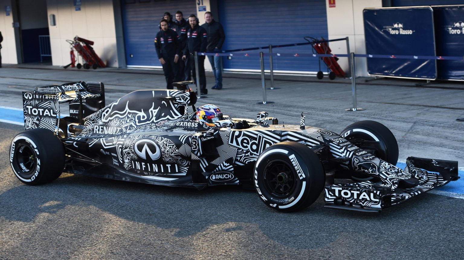 レッドブルrb11 カモフラージュ カラーリング 衝撃的だったf1マシン発表会 F1通信 レッドブルrb11 カモフラージュ カラーリング 衝撃的だったf1マシン発表会 F1通信