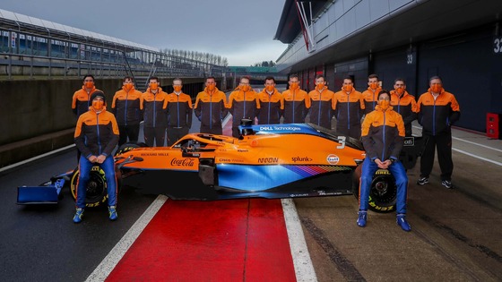マクラーレンMCL35Mの初走行終了後、チームの集合記念写真