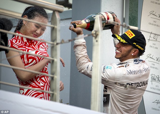 シャンパン ファイトに対する批判はショック ハミルトンのf1コラム F1通信 シャンパン ファイトに対する批判はショック ハミルトンのf1コラム F1通信