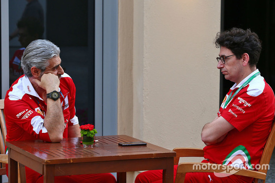 マウリツィオ・アリヴァベーネ(フェラーリF1チーム代表)とマッティア・ビノット(フェラーリF1技術責任者)、2016年F1アブダビGP