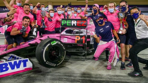セルジオ・ペレスの初優勝をチーム全員で祝記念写真:2020年F1サキールGP