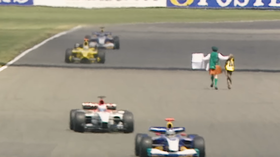 キルトを着た男がシルバーストンのハンガー・ストレートに突然現れた:2003年F1イギリスGP