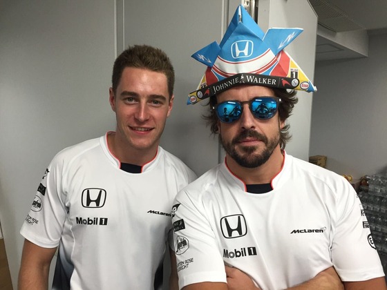 折り紙の兜をかぶるフェルナンド・アロンソ、ストフェル・ヴァンドールン: 日本を楽しむF1ドライバー