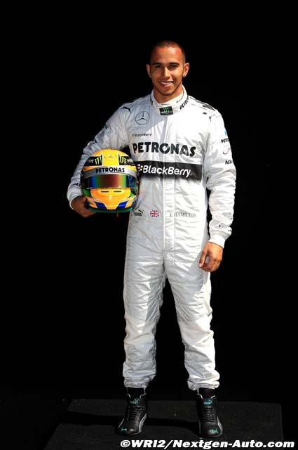ルイス・ハミルトン（メルセデス）： F1ヘルメットとレーシングスーツ 