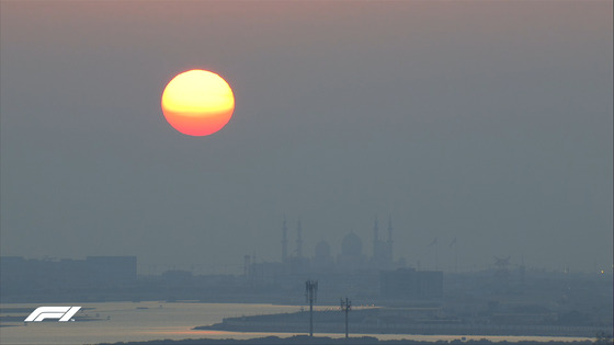 沈もうとしている太陽、アブダビ