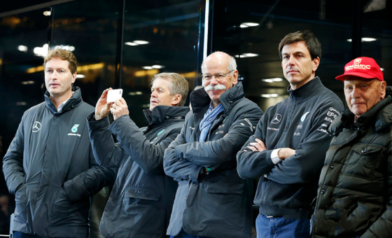 オラ・ケレニウス(左端)、ダイムラーCEOディーター・ツェッチェ(当時)とメルセデスF1チーム幹部 - 2015年12月