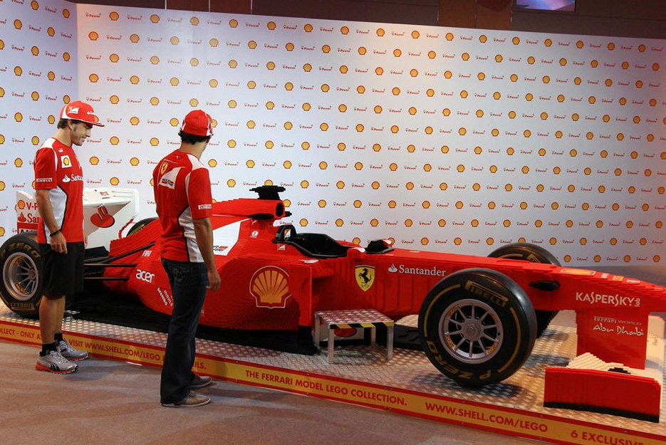 実物大レゴ製フェラーリF1マシンにアロンソ乗車 - 動画 : F1通信 実物大レゴ製フェラーリF1マシンにアロンソ乗車 - 動画 : F1通信