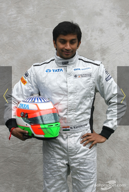 ナレイン・カーティケヤン（HRT）： 2011年F1レーシングスーツ写真