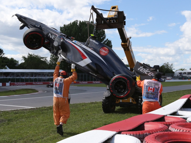 マーシャルがクレーンに轢かれて死亡 連続写真 F1カナダgp F1通信 マーシャルがクレーンに轢かれて死亡 連続写真 F1カナダgp F1通信