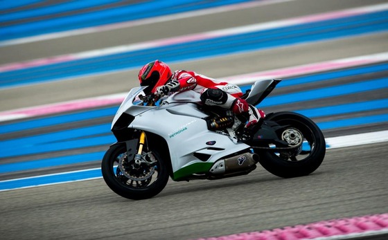 ミハエル・シューマッハ、ポール・リカールでバイクに乗る