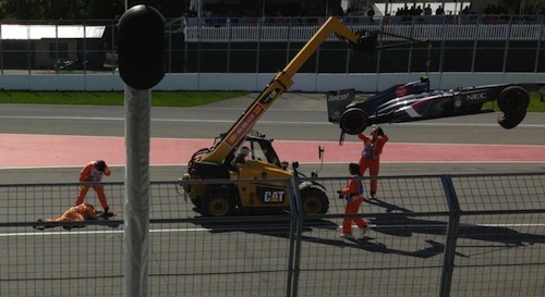 マーシャルがクレーンに轢かれて死亡 連続写真 F1カナダgp F1通信 マーシャルがクレーンに轢かれて死亡 連続写真 F1カナダgp F1通信
