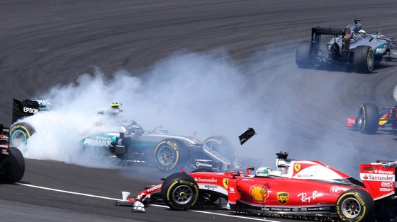 セバスチャン・ベッテルとニコ・ロズベルグが接触、スタート後のターン1、2016年F1マレーシアGP