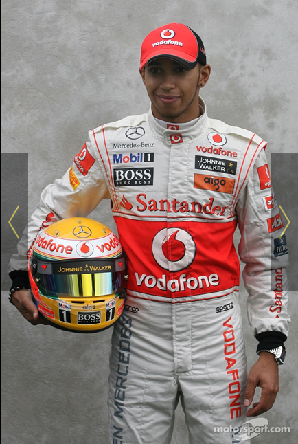 ルイス・ハミルトン（マクラーレン）： 2011年F1レーシングスーツ写真