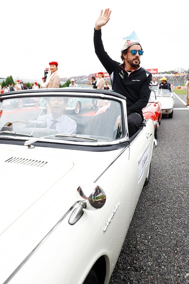 フェルナンド・アロンソは折り紙の兜をかぶってF1ドライバーズ・パレードに参加: 日本を楽しむF1ドライバーの写真
