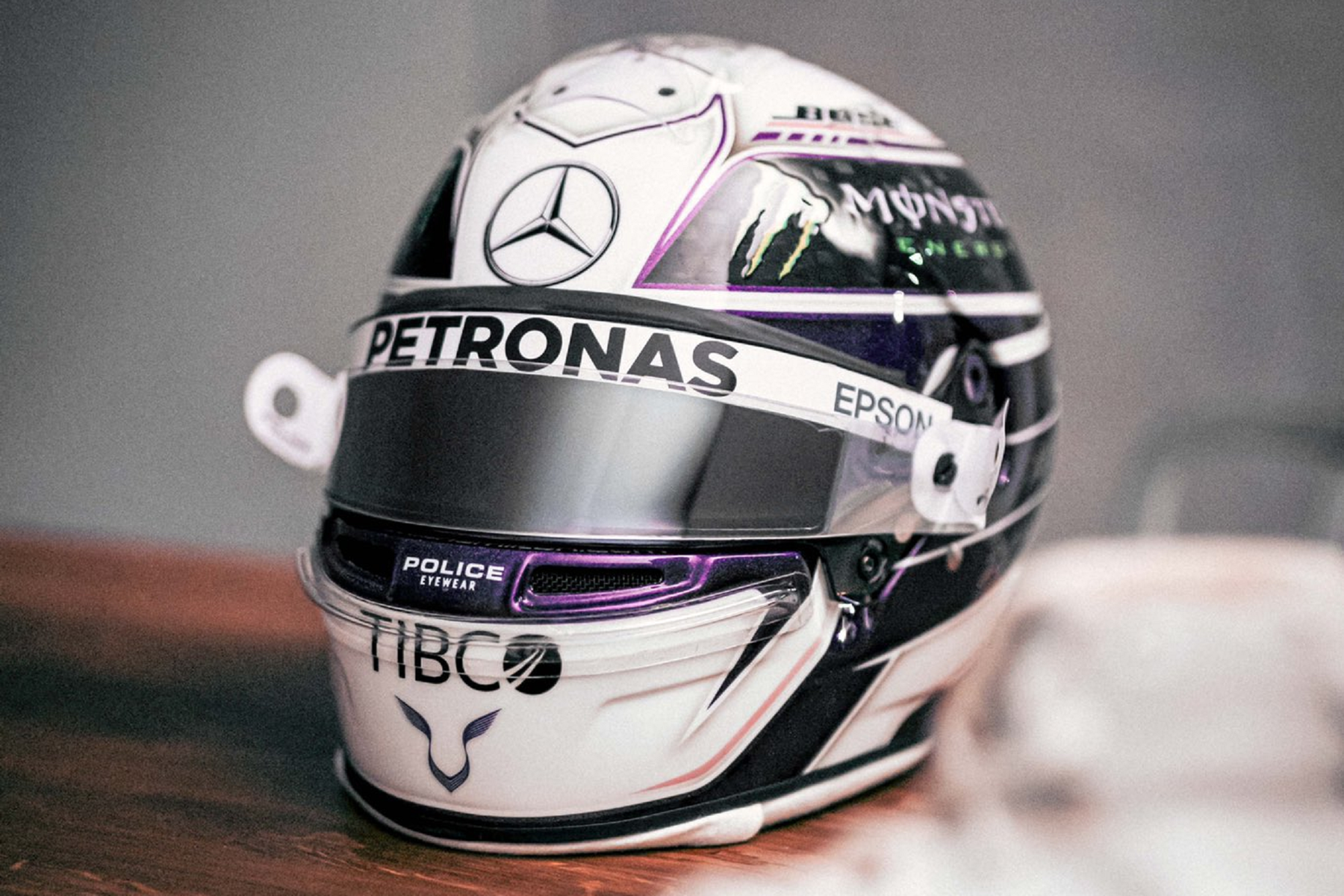 ルイス・ハミルトン、2020年は紫のF1ヘルメット : F1通信