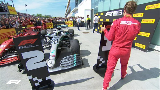 ベッテル、優勝したハミルトンのマシン前の1位の順位ボードを2位のボードに変えた:2019年F1カナダGP