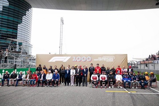1000回目のF1レース、関係者一同集合記念写真