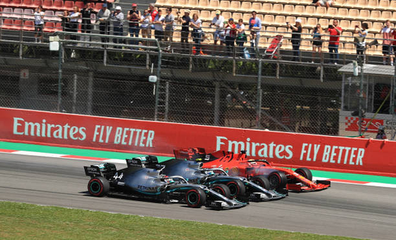 2019年F1スペインGP 上位3台が同時に1コーナーに飛び込む