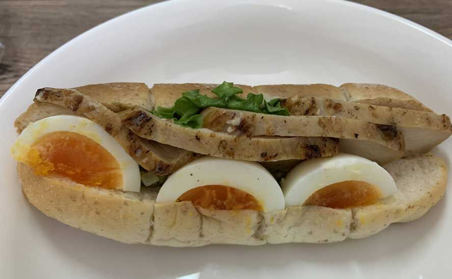 セブンイレブン 筋トレした後はコレ たんぱく質が摂れるチキン たまご いつだって8分目