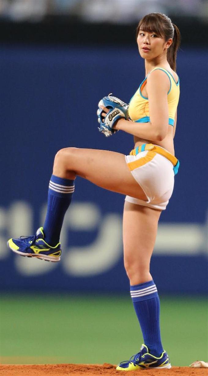 稲村亜美さん ポロリが気になって 始球式で大暴投www まるがめんの野球をまとめてみた 稲村亜美さん ポロリが気になって 始球式で大暴投www まるがめんの野球をまとめてみた