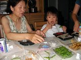 弁当を食べるババと倖