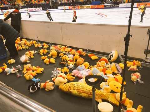 悲報 羽生結弦ファンのババア プーさんじゃ満足できずヤバいものを投げ込む まるたろうの怖い心霊ブログ