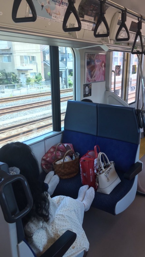 画像 まんさん 満員電車の4人席を独占し荷物や足を起き 座りたそうな人が来ると睨み付けてしまう まるたろうの怖い心霊ブログ 画像 まんさん 満員電車の4人席を独占し荷物や足を起き 座りたそうな人が来ると睨み付けてしまう まるたろうの怖い心霊ブログ
