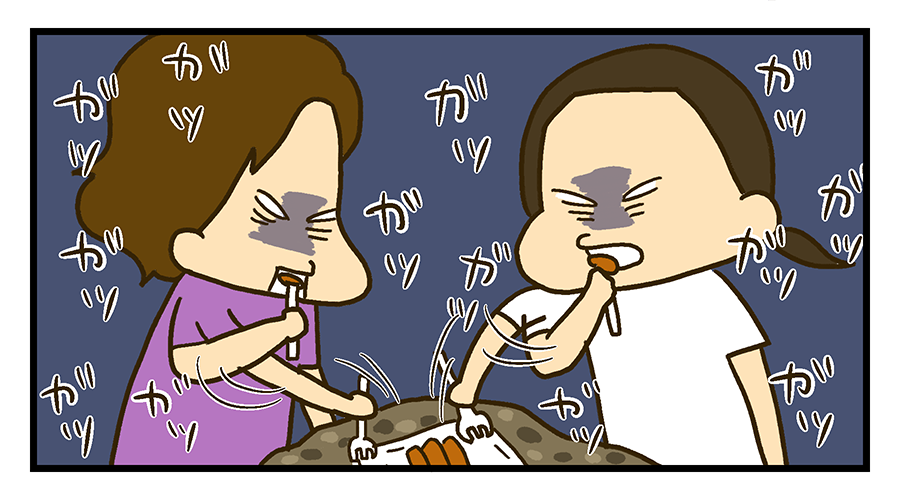 ガツガツ奪い合うように食べ尽くす2人